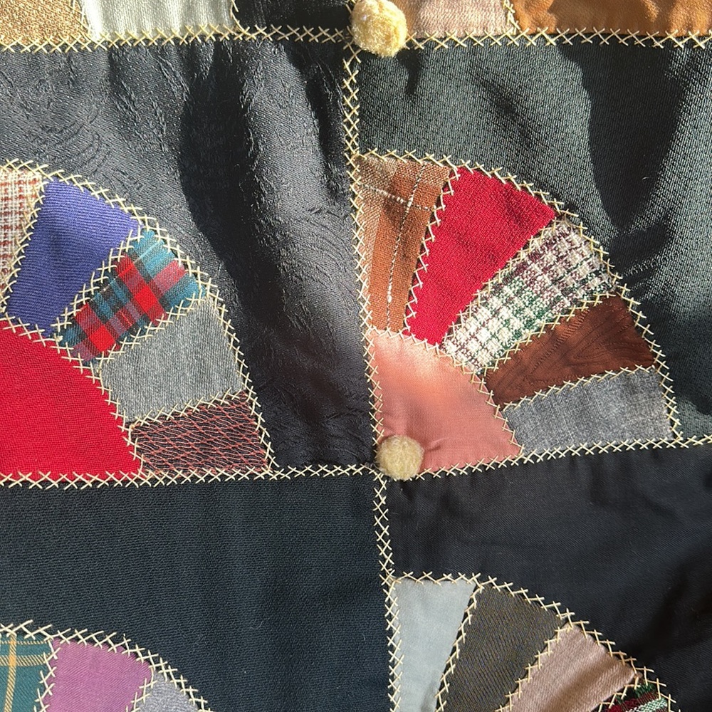 Beautiful hand sewn quilt. Every part is hand sewn including the binding. - Picture 5 of 14